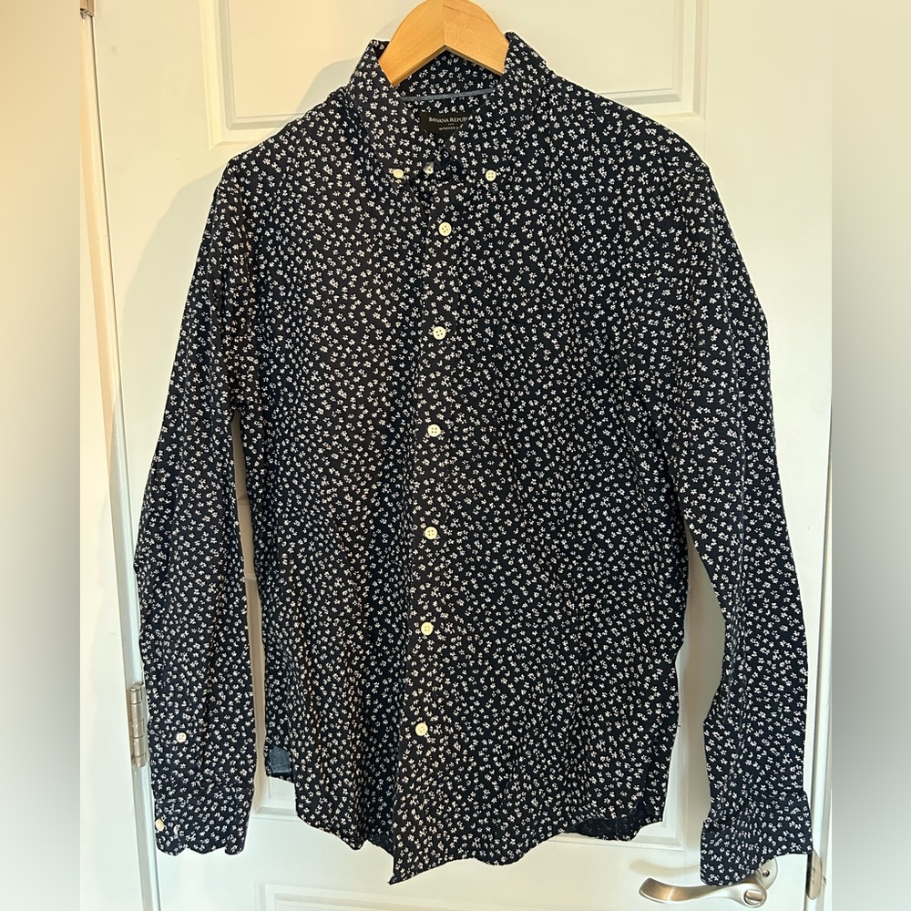 Banana Republic Men’s Navy Flower print shirt